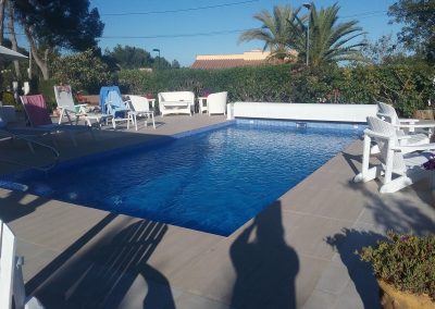 PISCINA RECTANGULAR CON ESCALERA INTERIOR