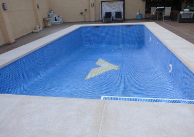 PISCINA RECTANGULAR CON ESCALERA INTERIOR Y BANCO.