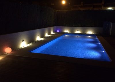 PISCINA RECTANGULAR CON ESCALERA INTERIOR