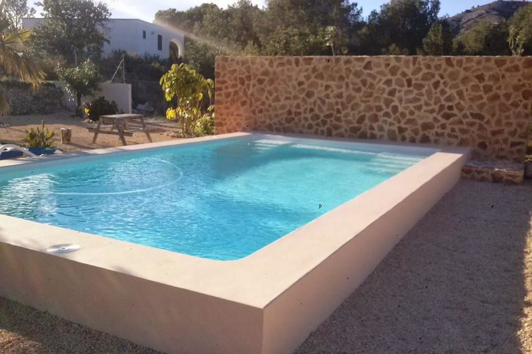 PISCINA RECTANGULAR CON DOBLE ESCALERA INTERIOR.