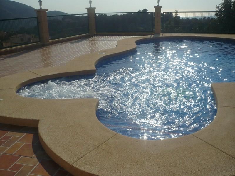 PISCINA 8X4 CON JACUZZI