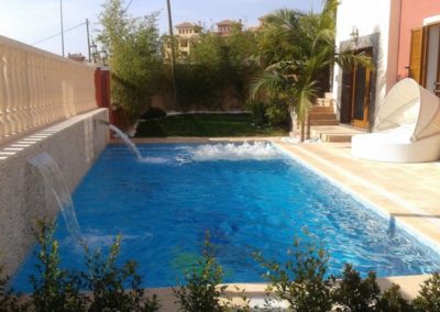 PISCINA RECTANGULAR CON ESCALERA INTERIOR