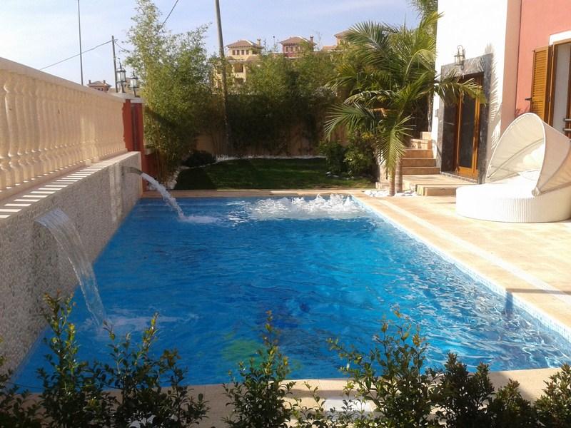 PISCINA RECTANGULAR CON ESCALERA INTERIOR