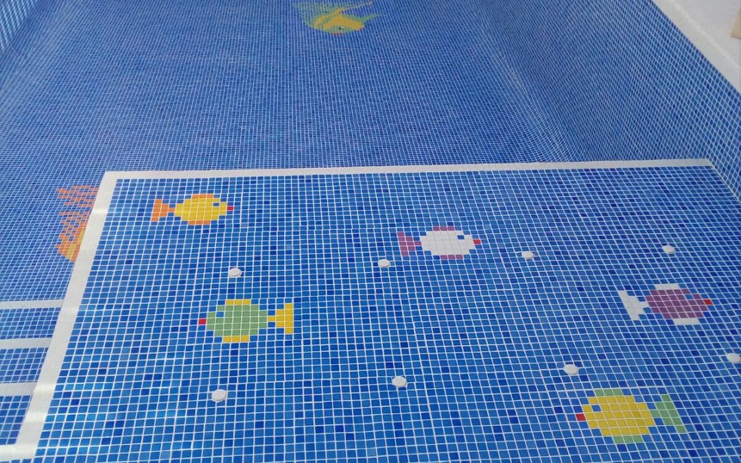 PISCINA RECTANGULAR CON JACUZZI TIPO ZONA INFANTIL