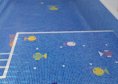 PISCINA RECTANGULAR CON JACUZZI TIPO ZONA INFANTIL