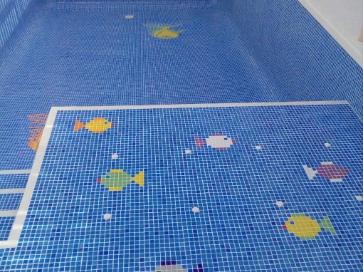 PISCINA RECTANGULAR CON JACUZZI TIPO ZONA INFANTIL