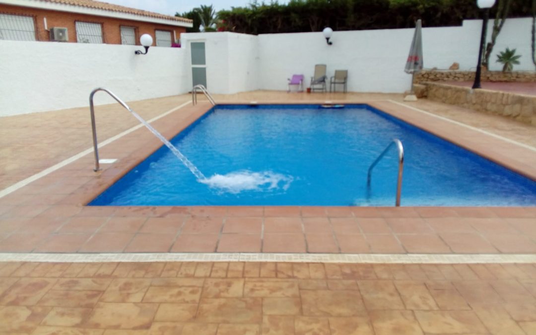 PISCINA CONSTRUIDA CON ZONA DE RELAX Y ZONA BAÑO.